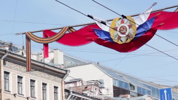 SAINT-PETERSBURG, RUSIA - 9 DE MAYO DE 2016 - Día de la Victoria: El desfile del regimiento inmortal está en Nevsky Prospect . — Vídeo de stock