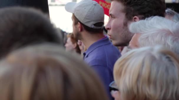 Saint-Petersburg, Rusko - 9 května 2016 - den vítězství: Immortal pluku parade je na Něvský prospekt. — Stock video