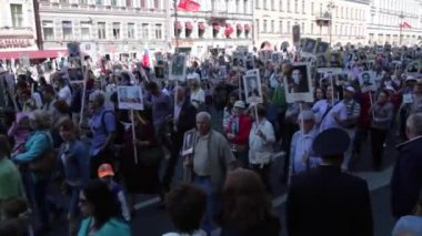 Saint-Petersburg, Rusya Federasyonu - 9 Mayıs 2016 - Zafer Bayramı: Ölümsüz alayın geçit Nevsky Prospect üzerinde olduğunu..