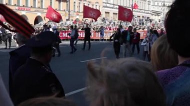 Saint-Petersburg, Rusya Federasyonu - 9 Mayıs 2016 - Zafer Bayramı: Ölümsüz alayın geçit Nevsky Prospect üzerinde olduğunu..