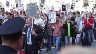 Saint-Petersburg, Rusya Federasyonu - 9 Mayıs 2016 - Zafer Bayramı: Ölümsüz alayın geçit Nevsky Prospect üzerinde olduğunu..