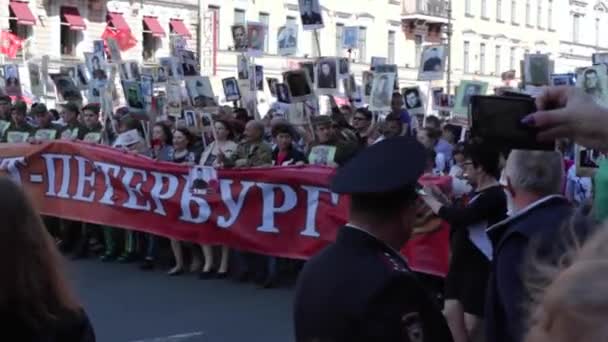 Saint-petersburg, russland - 9. mai 2016 - siegstag: unsterbliche regimentsparade ist auf nevsky aussicht. — Stockvideo