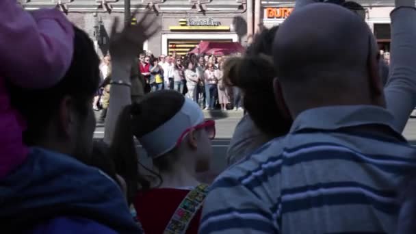 Saint-petersburg, russland - 9. mai 2016 - siegstag: unsterbliche regimentsparade ist auf nevsky aussicht. — Stockvideo