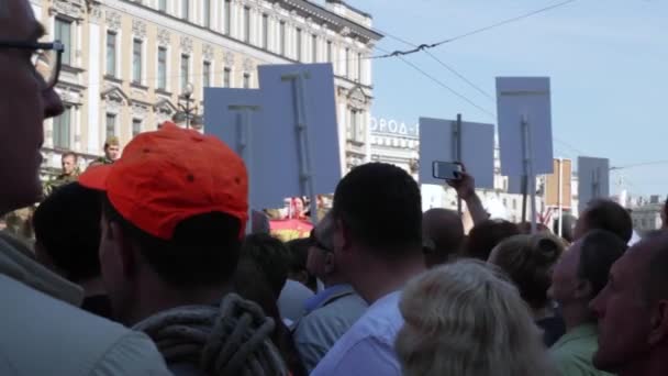 De dag van de overwinning van Sint-Petersburg, Rusland - 9 mei, 2016 -: Onsterfelijk regiment parade is op de Nevsky Prospect. — Stockvideo