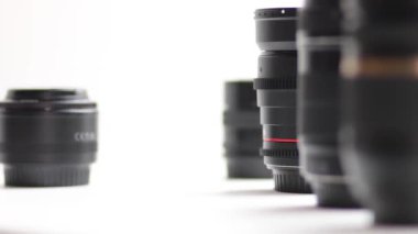 Beyaz arka plan üzerinde fotoğraf lensler 