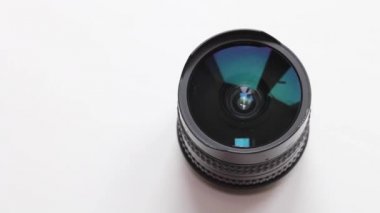 Beyaz arka plan üzerinde fotoğraf lensler 