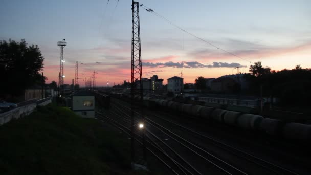 夜、ロシアの鉄道駅 — ストック動画
