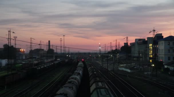 Železniční stanice v noci v Rusku — Stock video