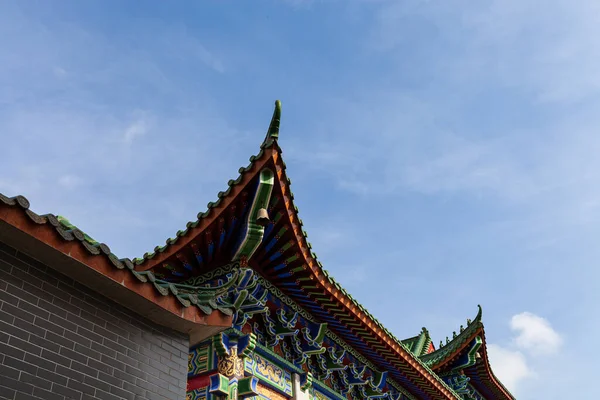 Tak Forntida Kinesisk Arkitektur Gamla Byggnad Blå Himmel — Stockfoto