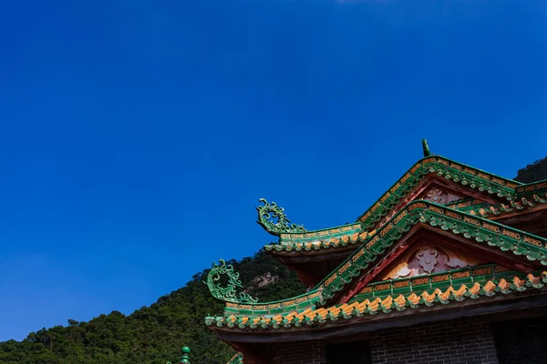 Techo Antigua Arquitectura China Edificio Antiguo Bajo Cielo Azul —  Fotos de Stock