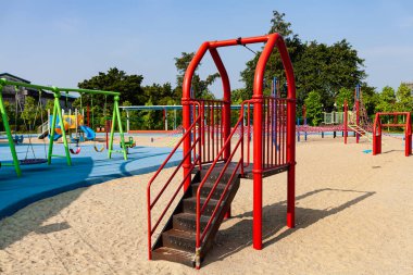 Mavi gökyüzünün altındaki çocuk parkı. Gençler için bir park.