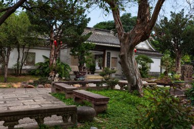 Çin antik binaları ve mavi gökyüzünün altındaki ev.