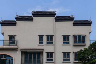 Çin antik binaları ve mavi gökyüzünün altındaki ev.