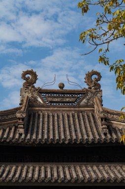 Çin antik binaları ve mavi gökyüzünün altındaki ev.