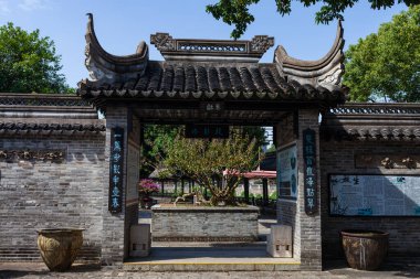 Çin antik binaları ve mavi gökyüzünün altındaki ev.