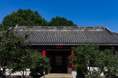 Çin antik binaları ve mavi gökyüzünün altındaki ev.