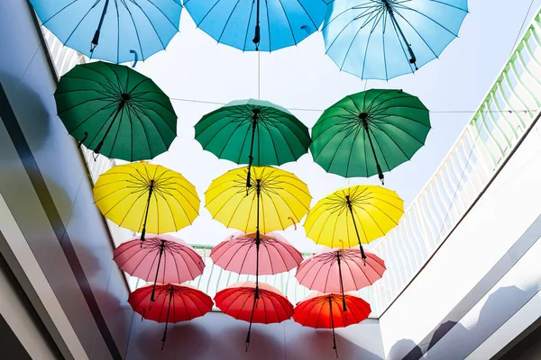 天空下的彩色雨伞 街道装饰用彩色敞篷雨伞 — 图库照片