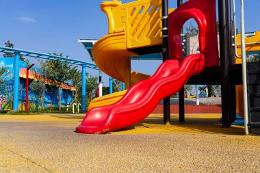 Mavi gökyüzünün altındaki çocuk parkı. Gençler için bir park.