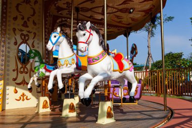 Mavi gökyüzünün altındaki çocuk parkı. Gençler için bir park.