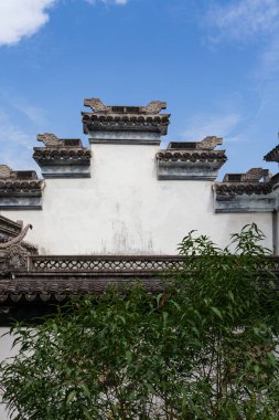 Çin antik binaları ve mavi gökyüzünün altındaki ev.