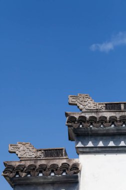 Çin antik binaları ve mavi gökyüzünün altındaki ev.