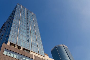 Şehirdeki ofis binalarının düşük açılı görüntüsü. Modern bina Mavi gökyüzünün altında