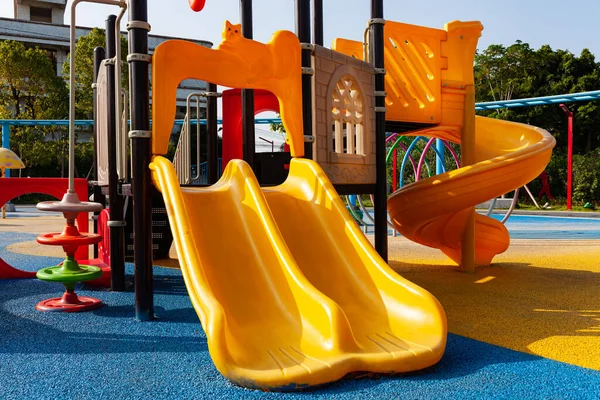 Mavi gökyüzünün altındaki çocuk parkı. Gençler için bir park.