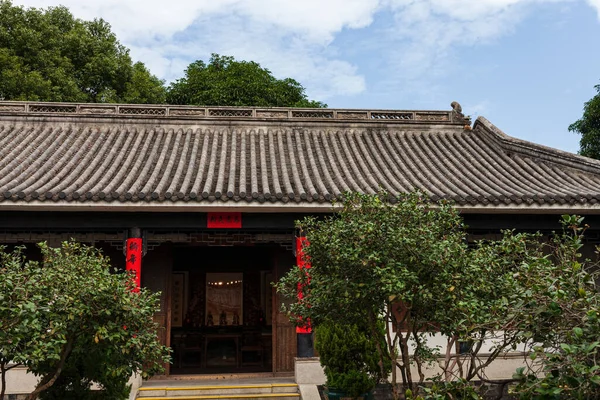 Çin antik binaları ve mavi gökyüzünün altındaki ev.