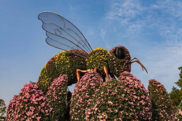 Kasımpatılardan yapılmış arı. Kasımpatı Heykeli.
