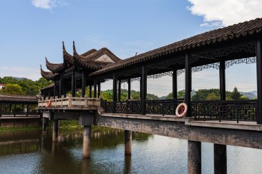 Geleneksel Çin Köprüsü, Doğu Asya Seyahati.