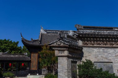 Çin antik binaları ve mavi gökyüzünün altındaki ev.