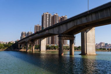 Her iki tarafında bina olan nehir manzarası.