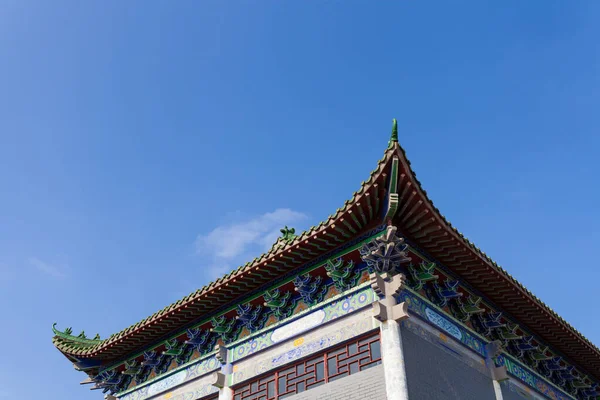 Techo Antigua Arquitectura China Edificio Antiguo Bajo Cielo Azul — Foto de Stock