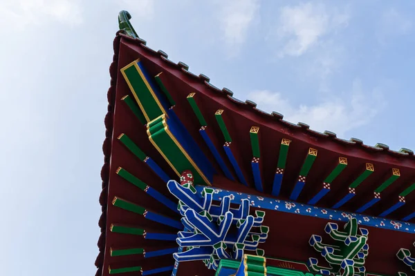 Techo Antigua Arquitectura China Edificio Antiguo Bajo Cielo Azul — Foto de Stock