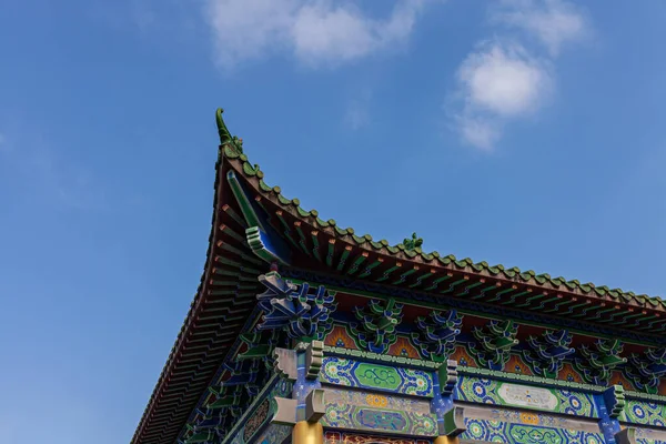Tak Forntida Kinesisk Arkitektur Gamla Byggnad Blå Himmel — Stockfoto