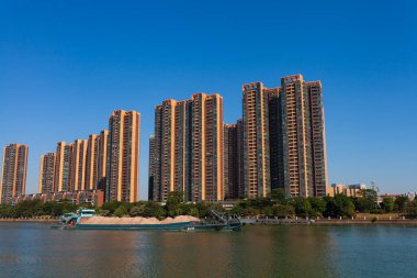 Her iki tarafında bina olan nehir manzarası.