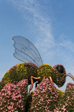 Kasımpatılardan yapılmış arı. Kasımpatı Heykeli.