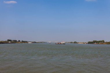 Her iki tarafında bina olan nehir manzarası.