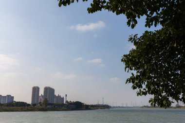 Her iki tarafında bina olan nehir manzarası.