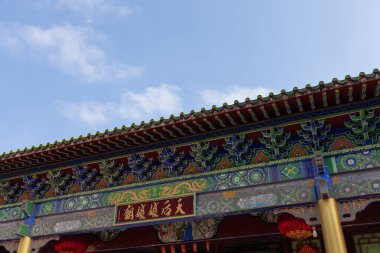 Eski Çin mimarisinin çatısı, mavi gökyüzünün altındaki eski bina..