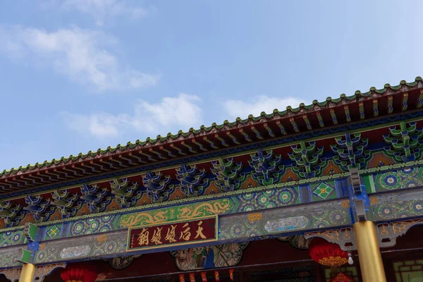Eski Çin mimarisinin çatısı, mavi gökyüzünün altındaki eski bina..