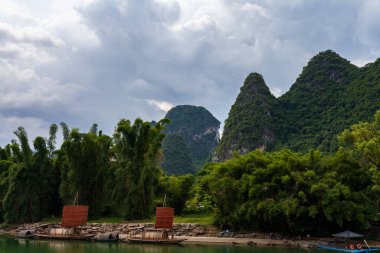 Guilin, Li Nehri ve Karst dağlarının manzarası. Yangshuo, Guilin, Guangxi, Çin yakınlarında yer alıyor..