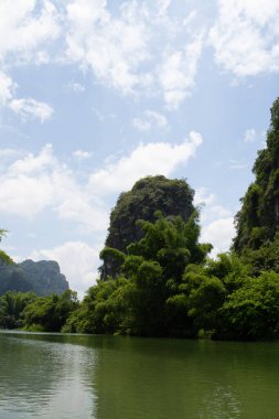 Guilin, Li Nehri ve Karst dağlarının manzarası. Yangshuo, Guilin, Guangxi, Çin yakınlarında yer alıyor..