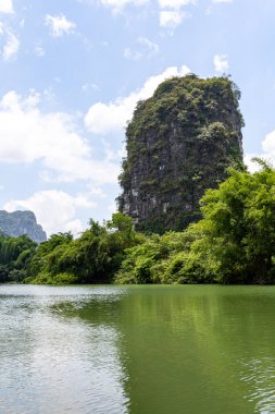 Guilin, Li Nehri ve Karst dağlarının manzarası. Yangshuo, Guilin, Guangxi, Çin yakınlarında yer alıyor..