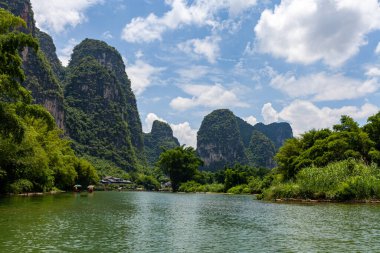 Guilin, Li Nehri ve Karst dağlarının manzarası. Yangshuo, Guilin, Guangxi, Çin yakınlarında yer alıyor..