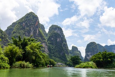 Guilin, Li Nehri ve Karst dağlarının manzarası. Yangshuo, Guilin, Guangxi, Çin yakınlarında yer alıyor..