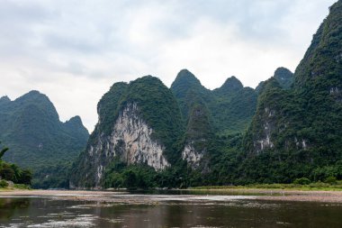 Guilin, Li Nehri ve Karst dağlarının manzarası. Yangshuo, Guilin, Guangxi, Çin yakınlarında yer alıyor..