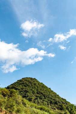 Yeşil Manzara ve Gökyüzüne Karşı Dağların Manzarası