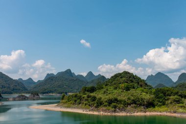 Güzel gölü, yeşil çayırları, ormanları ve gölde küçük adaları var. Göl ve dağlarla güzel doğal manzara.