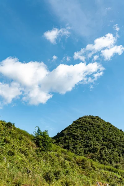 Живописный Вид Зеленые Ландшафты Горы Фоне Неба — стоковое фото
